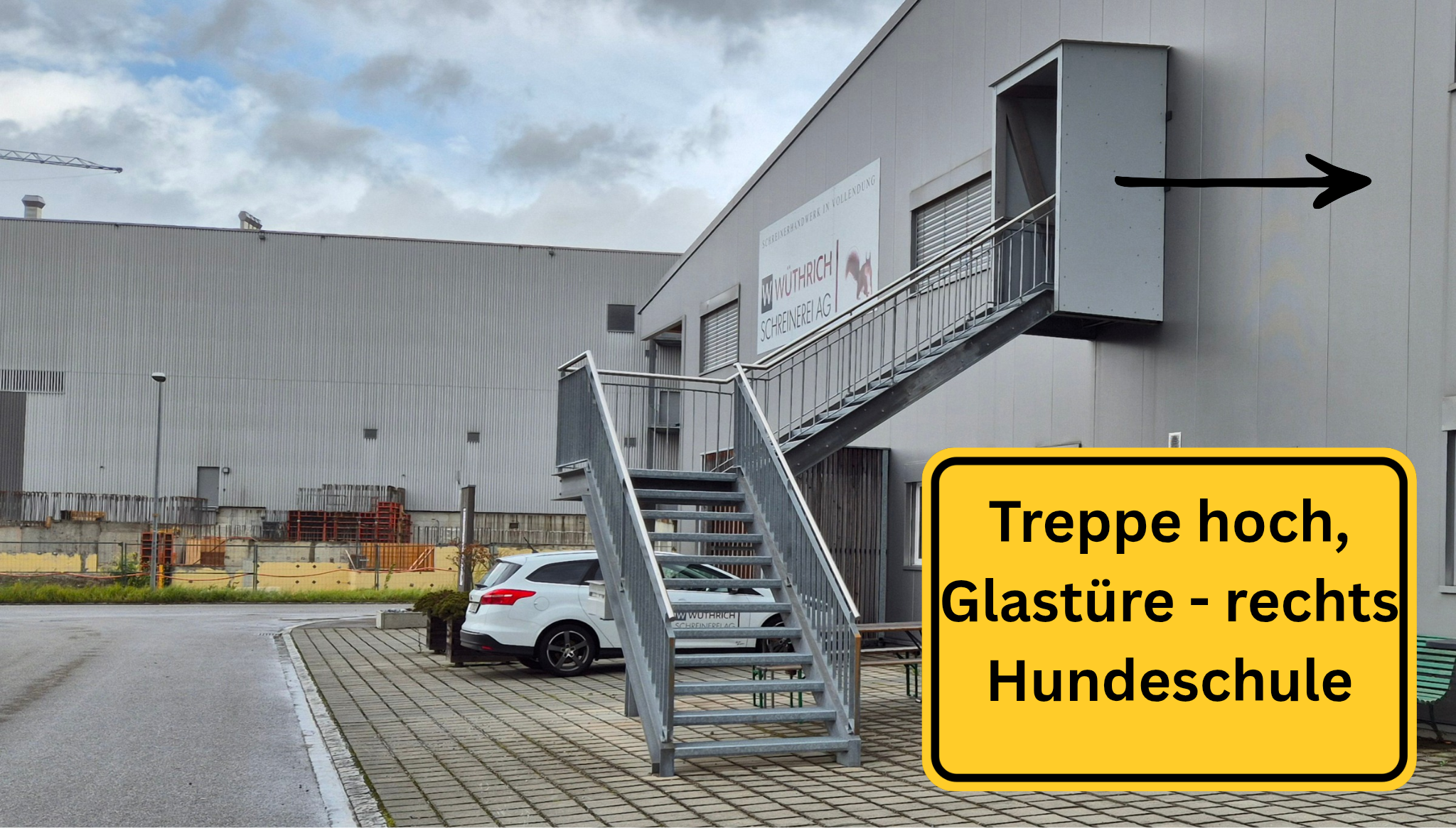 Eingang zur Hundeschule: Treppe hoch und rechts durch die Glastüre