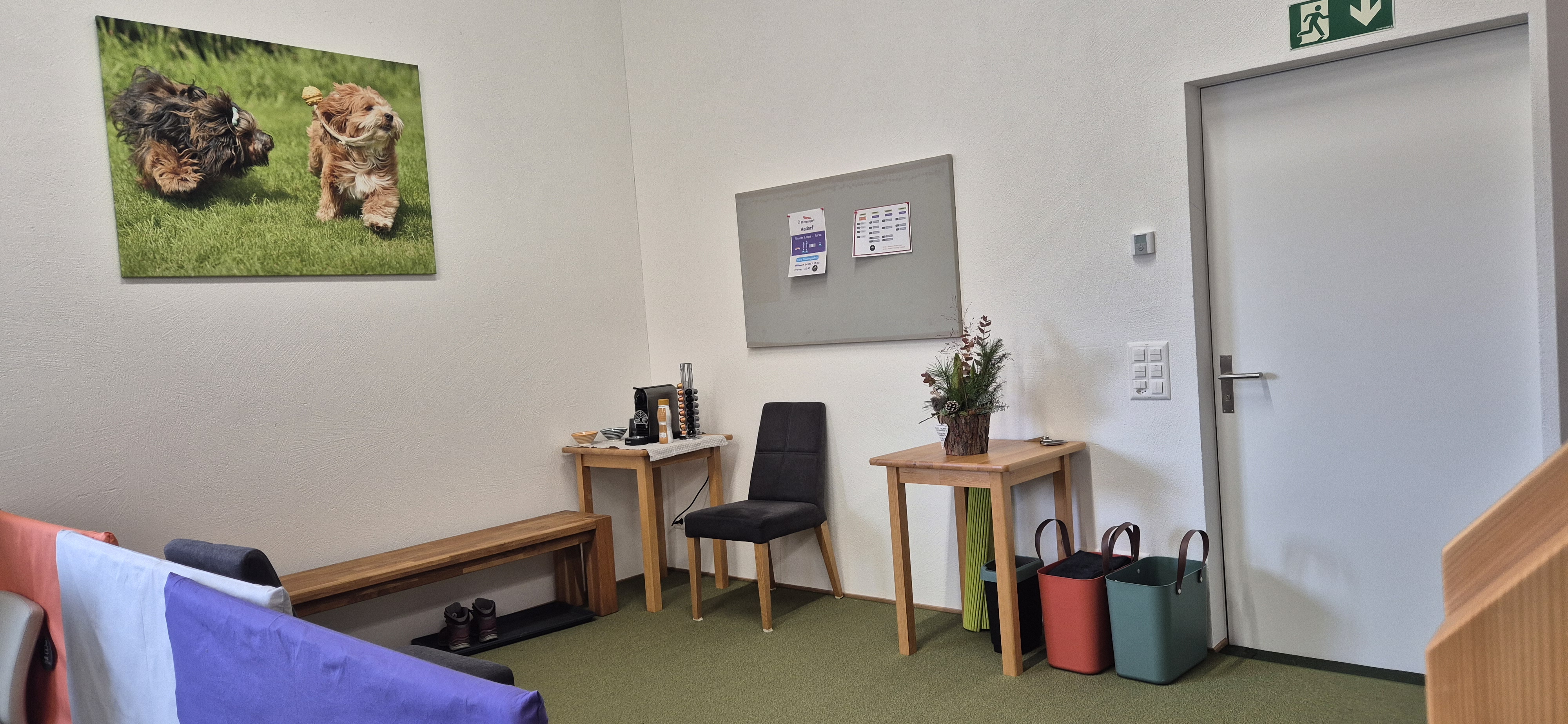 Eingangsbereich mit Kaffeemaschine, Sitzbank und Deko